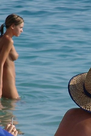 undressed naked babes completely undresses in the beach of nudists