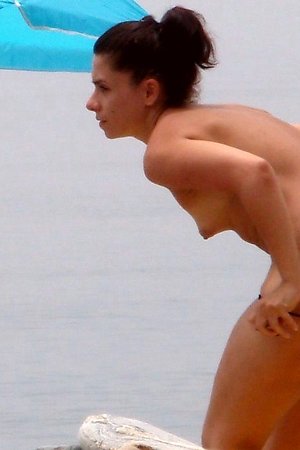 Nudist women shows their cunts on fkk