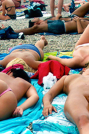 Nude girls sunbathes nude