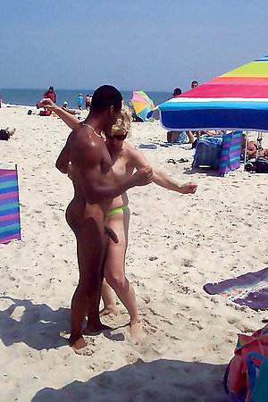 Amateur porn photos made by a hidden camera on the beach