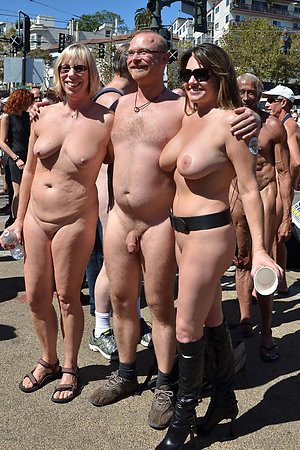 Groups of nudists with age differences